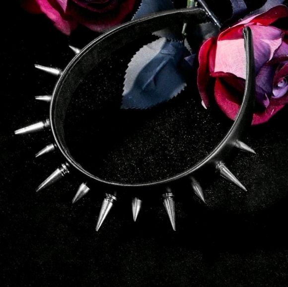 Black Spiked Headband From HOT TOPIC - Picture 3 of 7